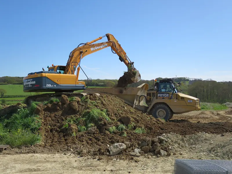 Rýpadlo a dumper pri výstavbe cesty